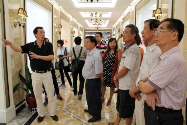 图3、云顶集团市场总监霍达炎（左一）在为旅行者先容釉面砖展示空间.jpg
