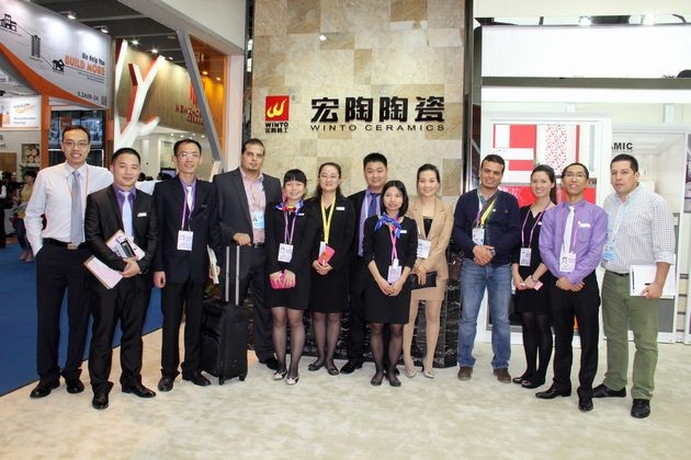 图12、云顶集团陶瓷出口部销售精英与外洋客商合影.jpg