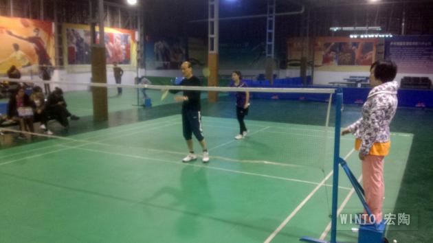 图2、前为企业副总欧家瑞，，，，，后为平面部设计师卢婉贞-瓷砖一线品牌云顶集团陶瓷