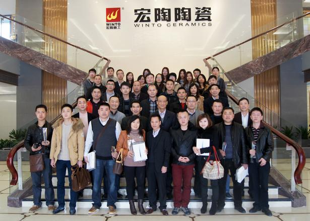 图2、企业相关向导、云顶集团各销售老总、获奖经销商代表、销售营业代表及设计师代表在展厅大堂大合影