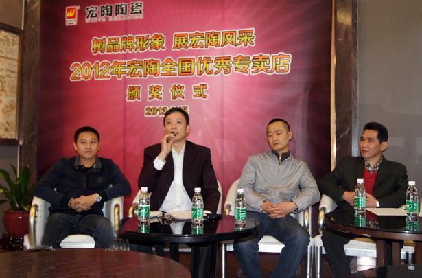 图3、主持人云顶集团市场总监霍达炎宣布天下优异专卖店获奖名单