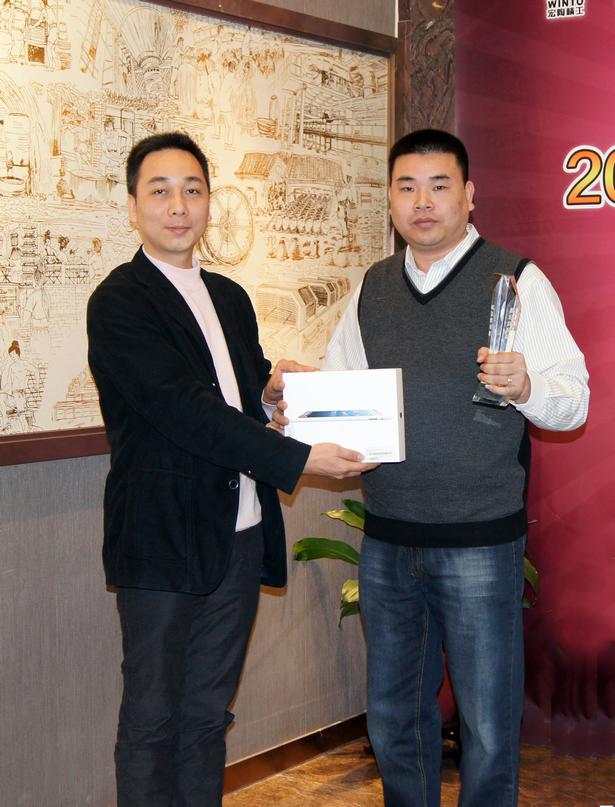 图6、云顶集团广东线销售副总庞永江为广东肇庆云顶集团专卖店经销商颁奖