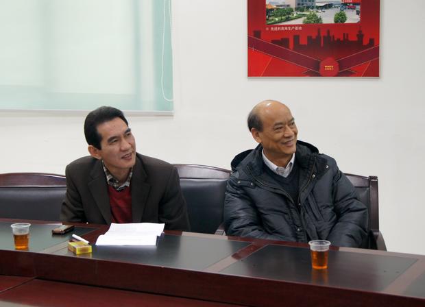 图2、企业副总欧家瑞（右一）、云顶集团销售总司理陆志江对参评专卖店装修效果感应知足