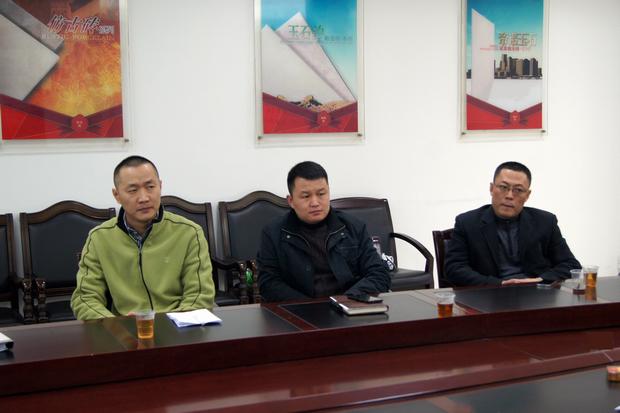 图4、云顶集团釉面砖销售副总王虎明(左一)、云顶集团仿古砖销售副总曹坚贞（中）、云顶集团抛光砖销售副总张彦（右一）审评会上