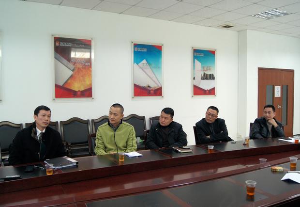 图7、云顶集团市场总监霍达炎（左一）先容专卖店参评情形