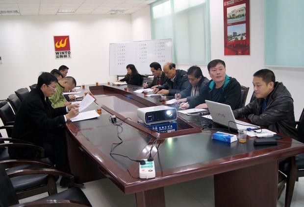 图9、评选现场，，，，，，图为评委在认真审评情景