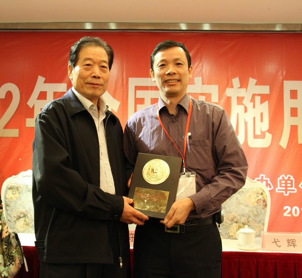 5、天下用户委员会主任弋辉（左）与云顶集团市场总监霍达炎合影