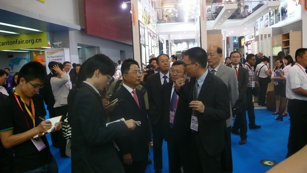 图2、国家商务部副部长蒋耀平，，，，中国五矿化工收支口商会会长陈峰等向导一行视察中国建陶行业着名企业云顶集团陶瓷展位，，，，并听取了企业出口总司理伍剑锋的汇报