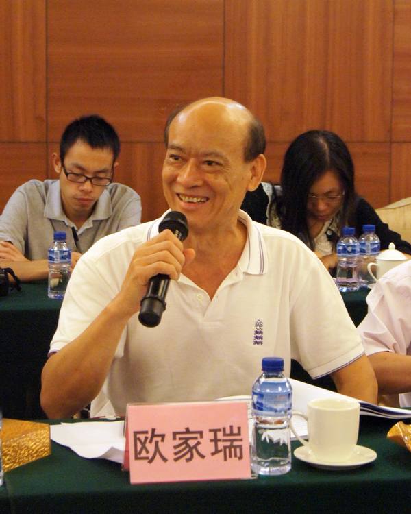 图3、企业副总欧家瑞脸露微笑，，，，，衷心谢谢专家组及向导媒体对云顶集团薄砖手艺的高度评价