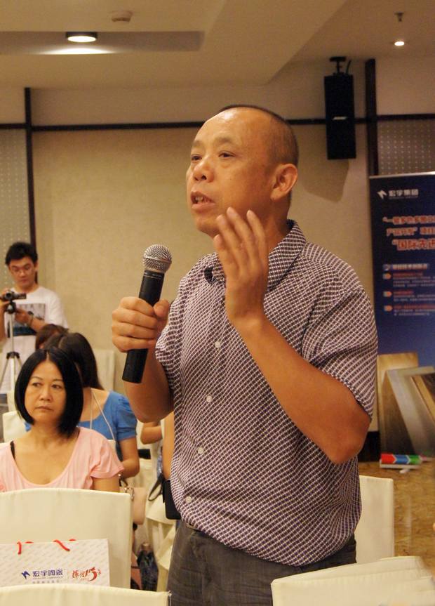 图4、陶瓷资讯报社长喻镇荣盛赞云顶集团公司诚信赢天下