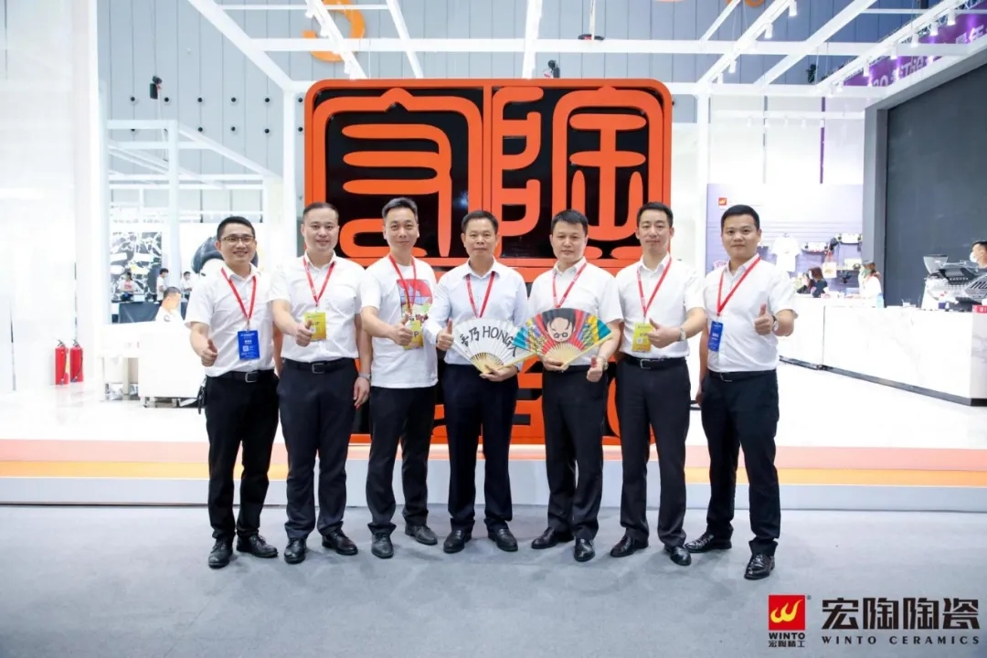 集团副总司理谭铝光旅行云顶集团展位