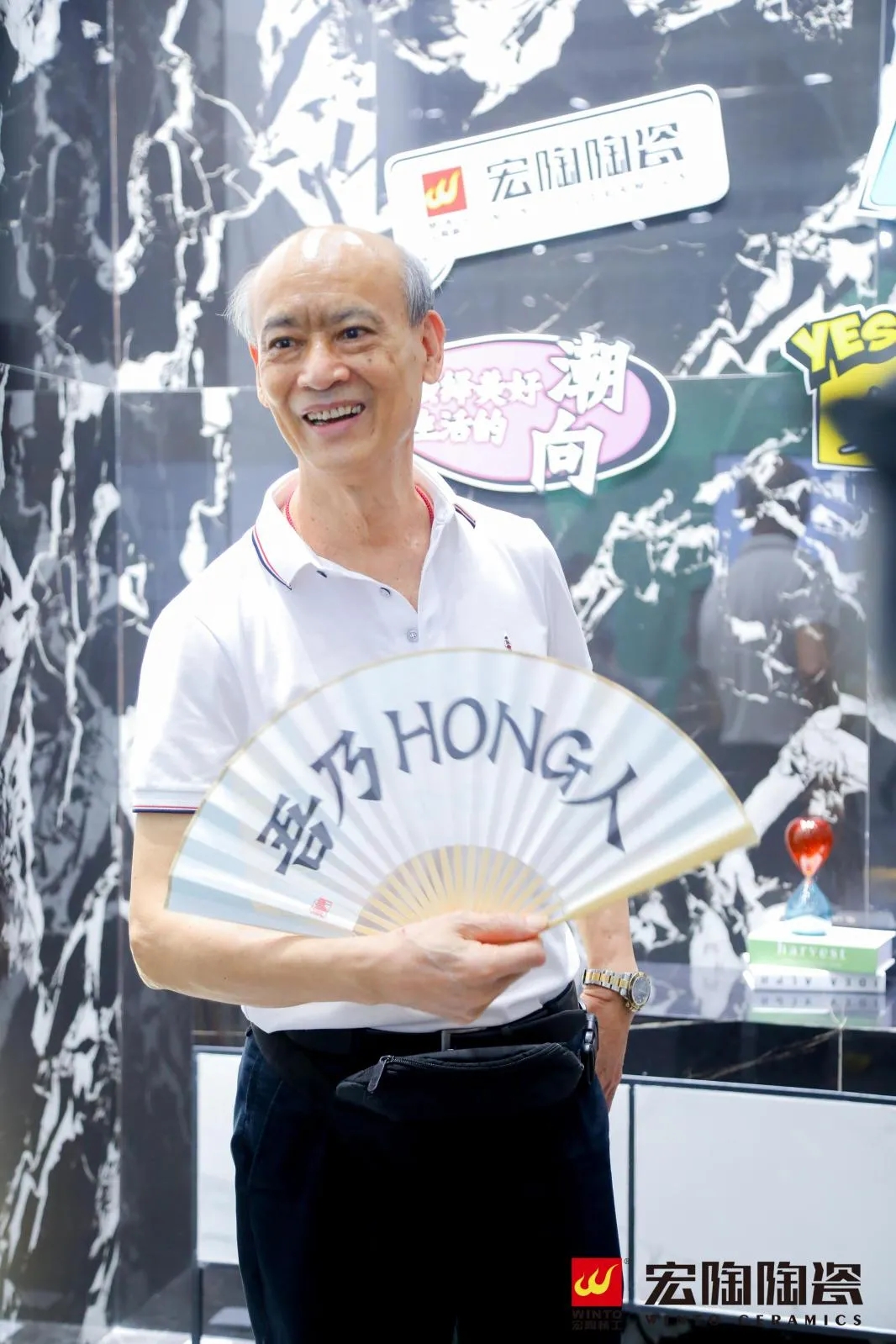 欧家瑞手持云顶集团文创礼物