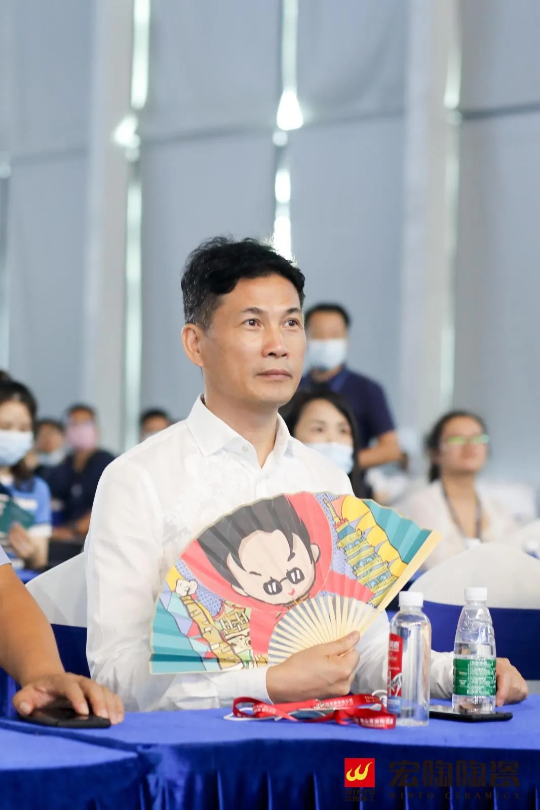 集团董事长梁桐灿手持云顶集团文创礼物