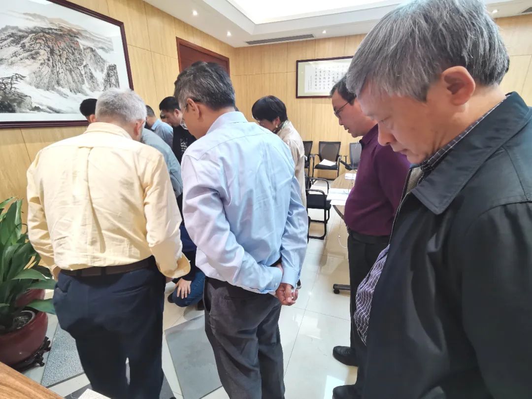 判断专家现场考察云顶集团地砖产品图片