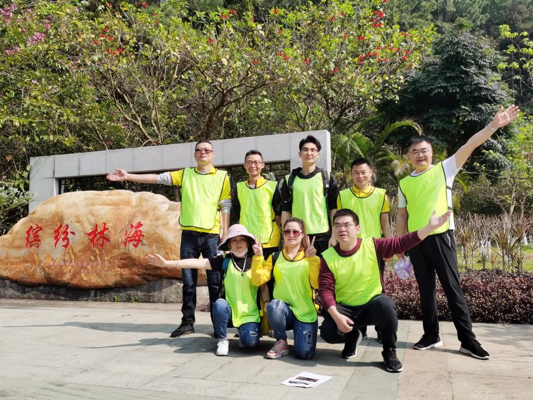 云顶集团.地砖绿色团队合影